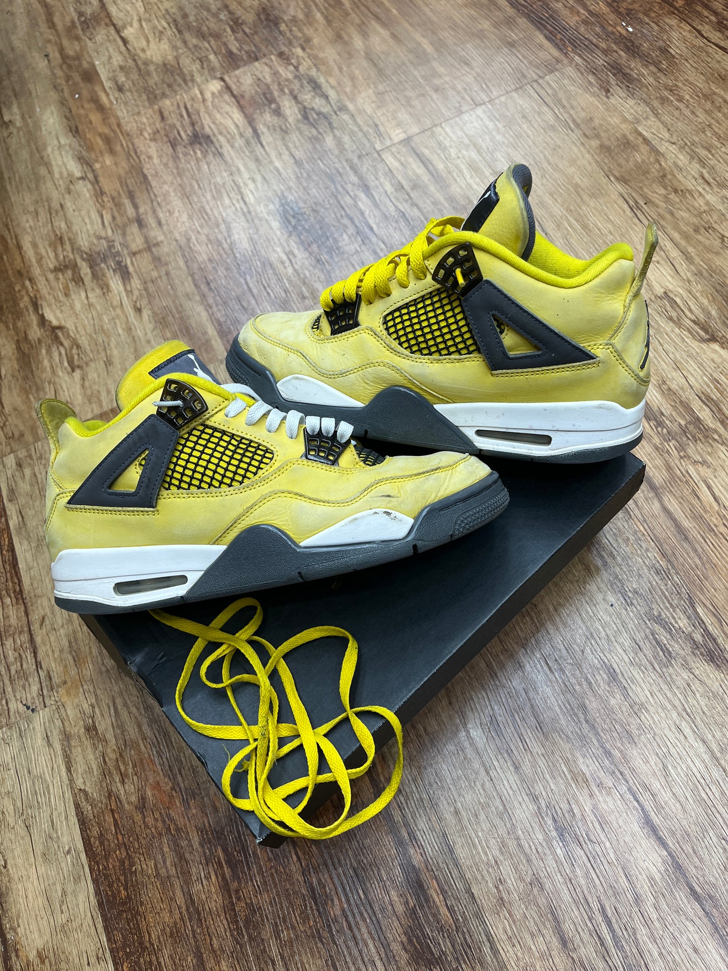 Jordan 4 lightning pre-owned