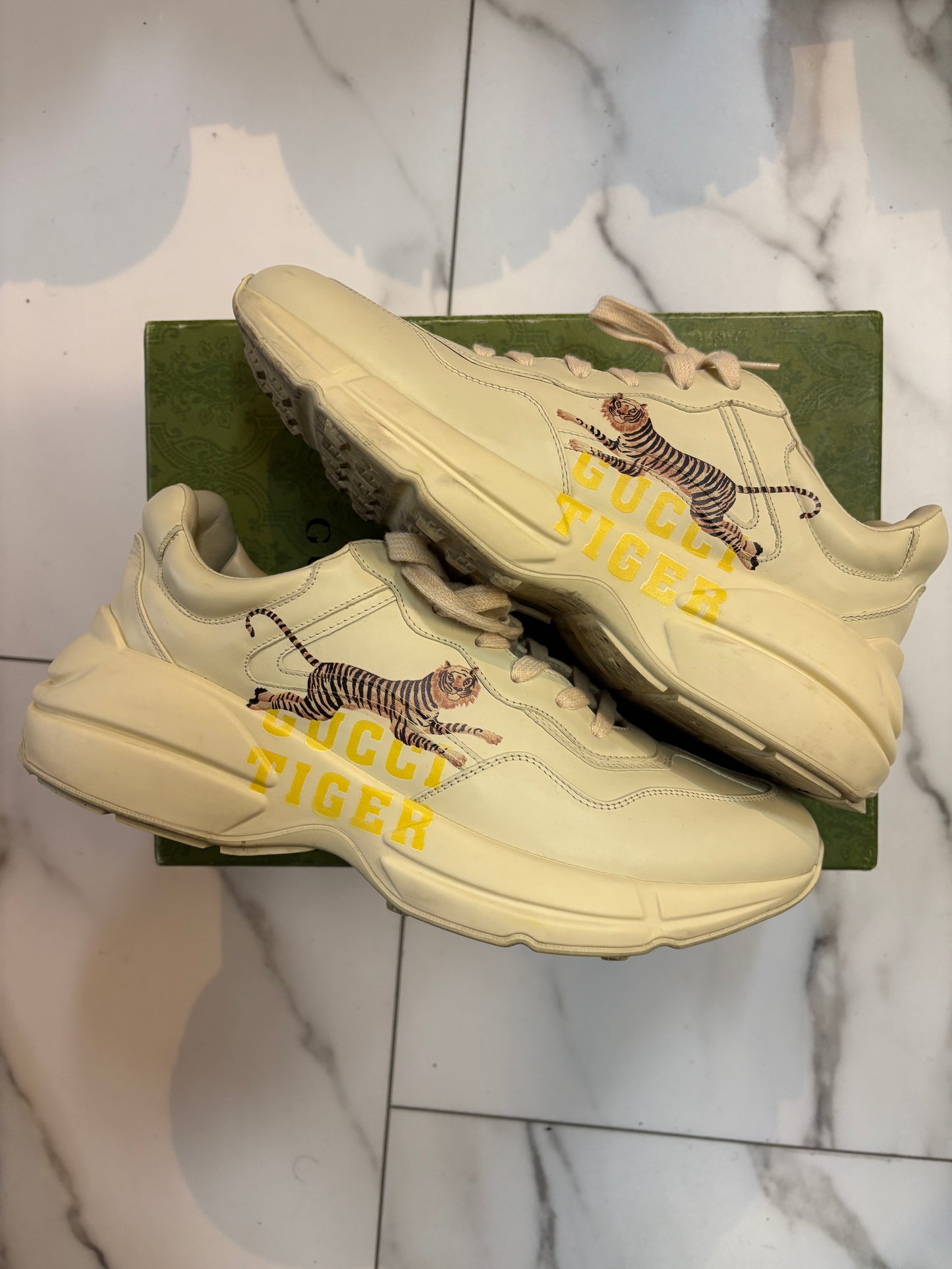 Gucci cream low top w tiger w box
