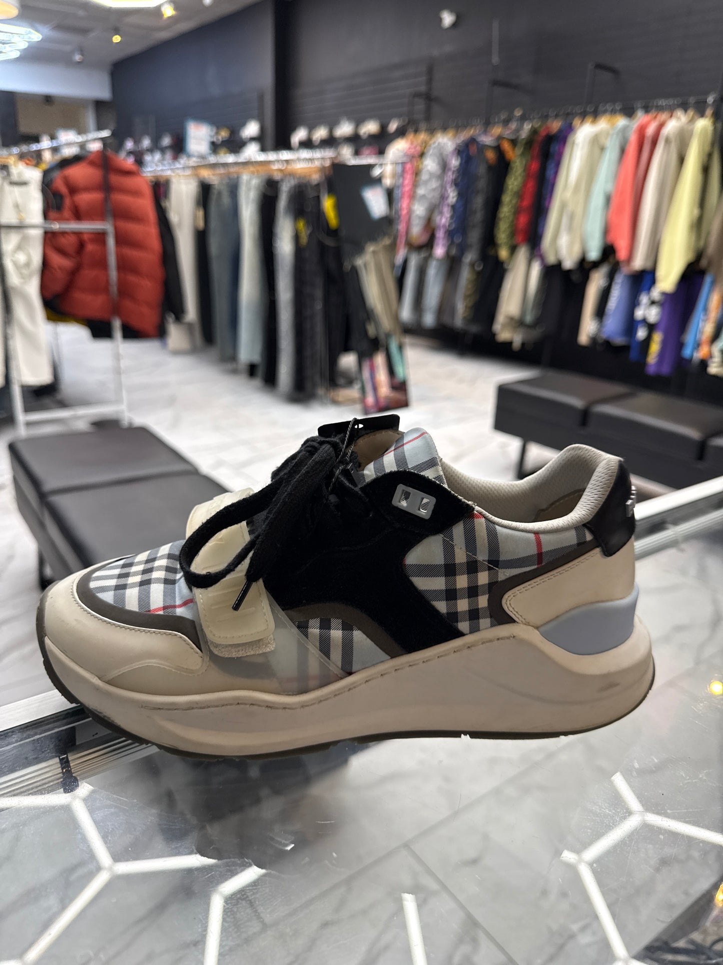 Burberry Blue Strqp cream low top USED