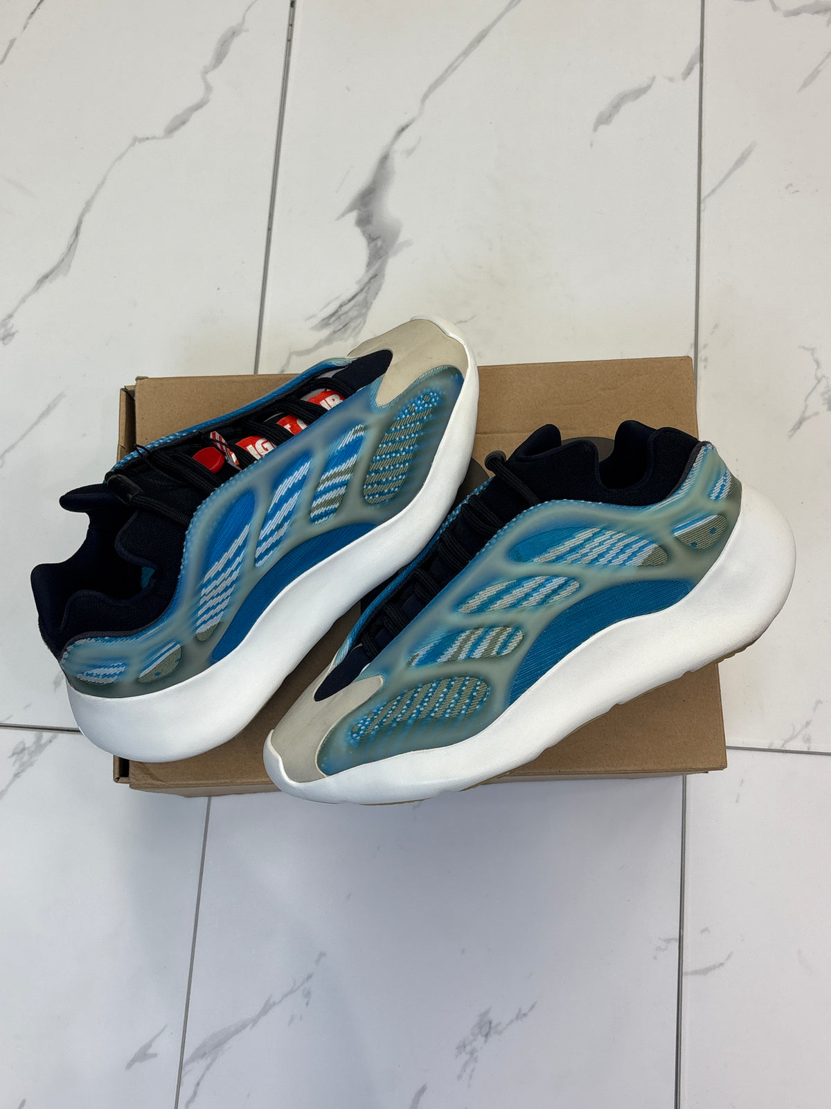 Adidas Yeezy 700 V3
Arzareth Used W Box