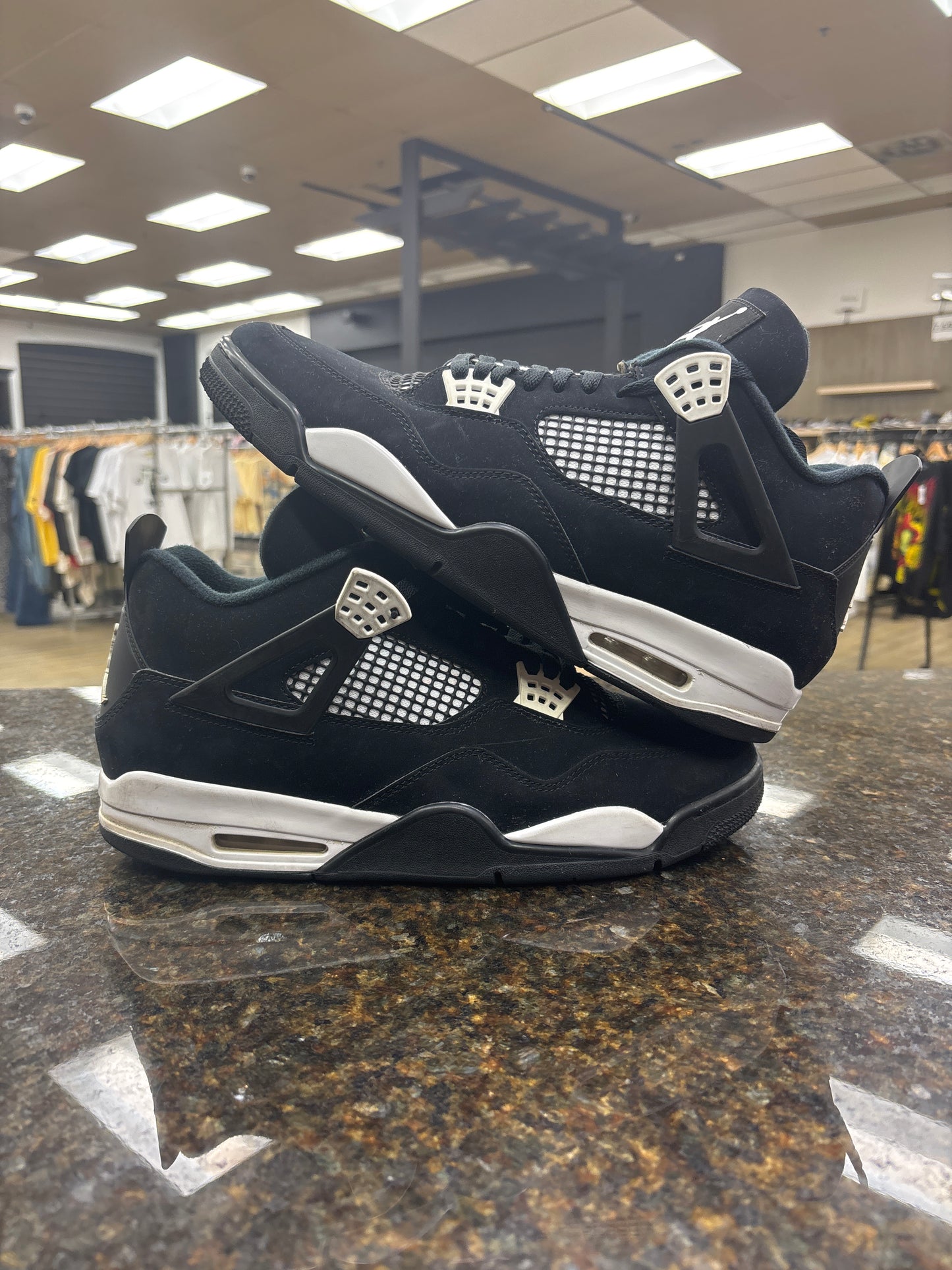 Jordan 4 white thunders used no box