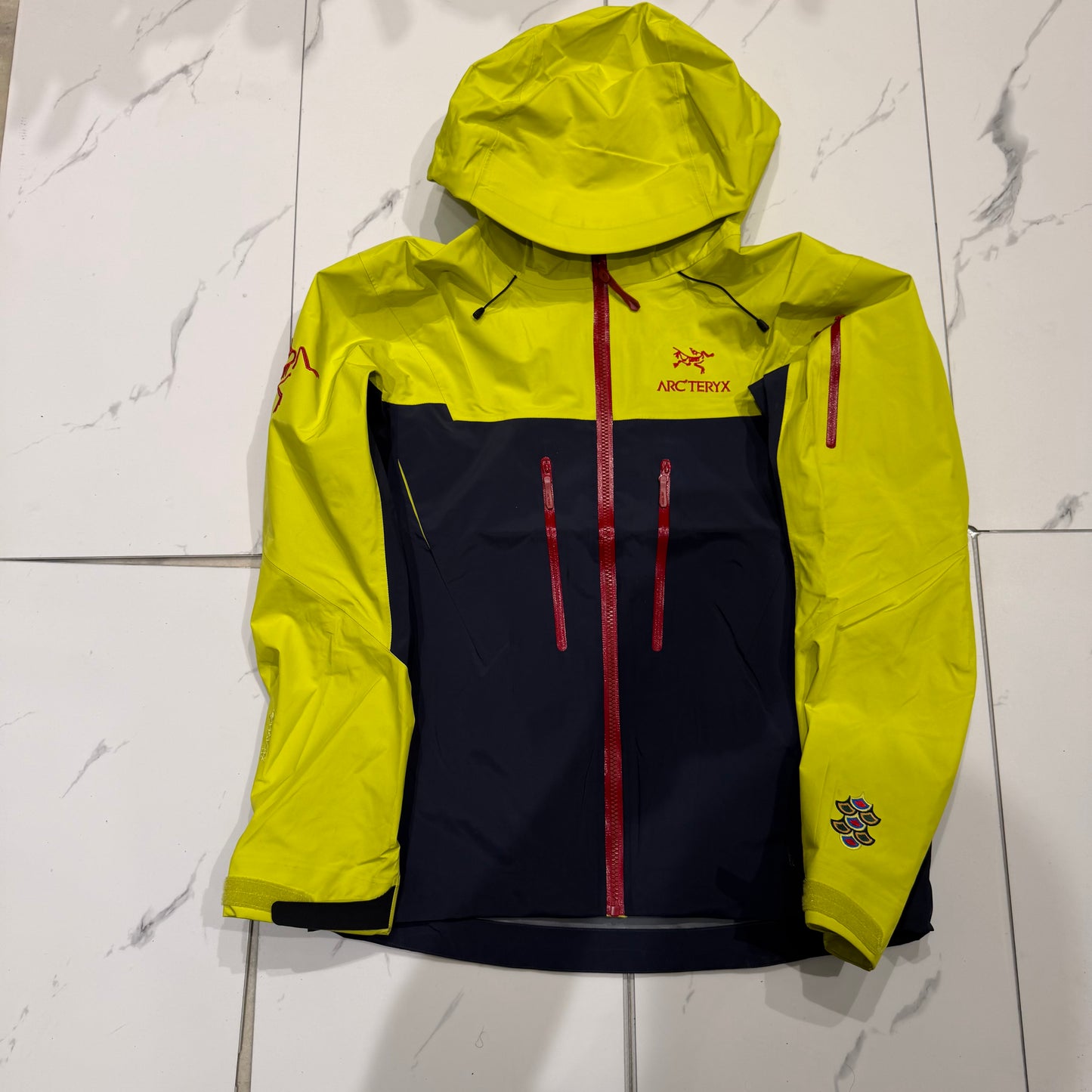 Arc’terx Yellow/Navy WindBreaker Preowned