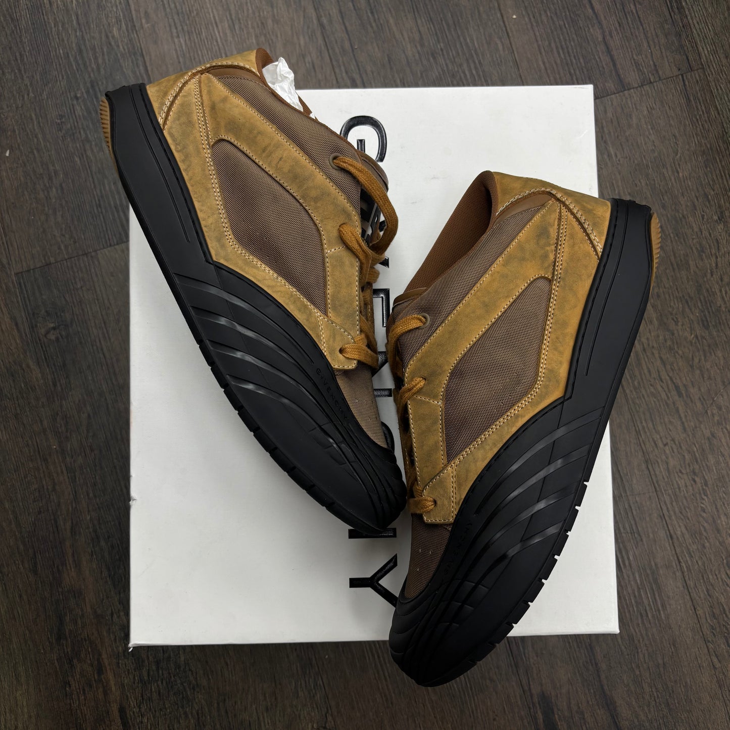 GIVENCHY distressed unbuck Sneakers Used with box