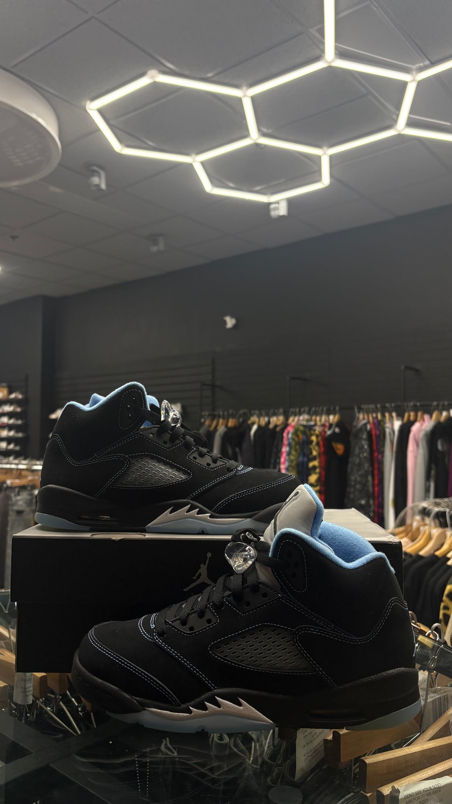 University black Jordan 5 USED WITH BOX