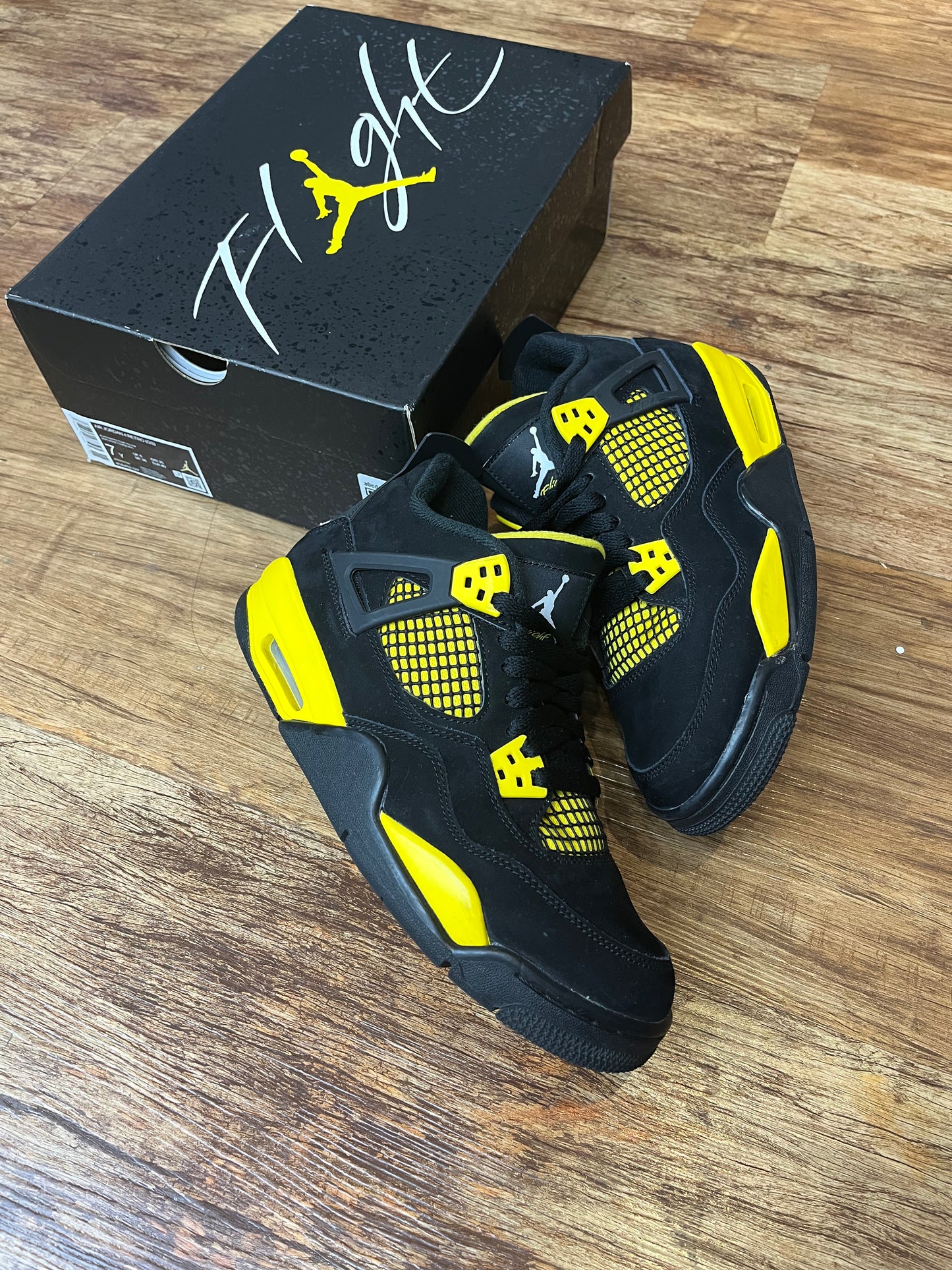 Jordan 4 thunder pre-owned