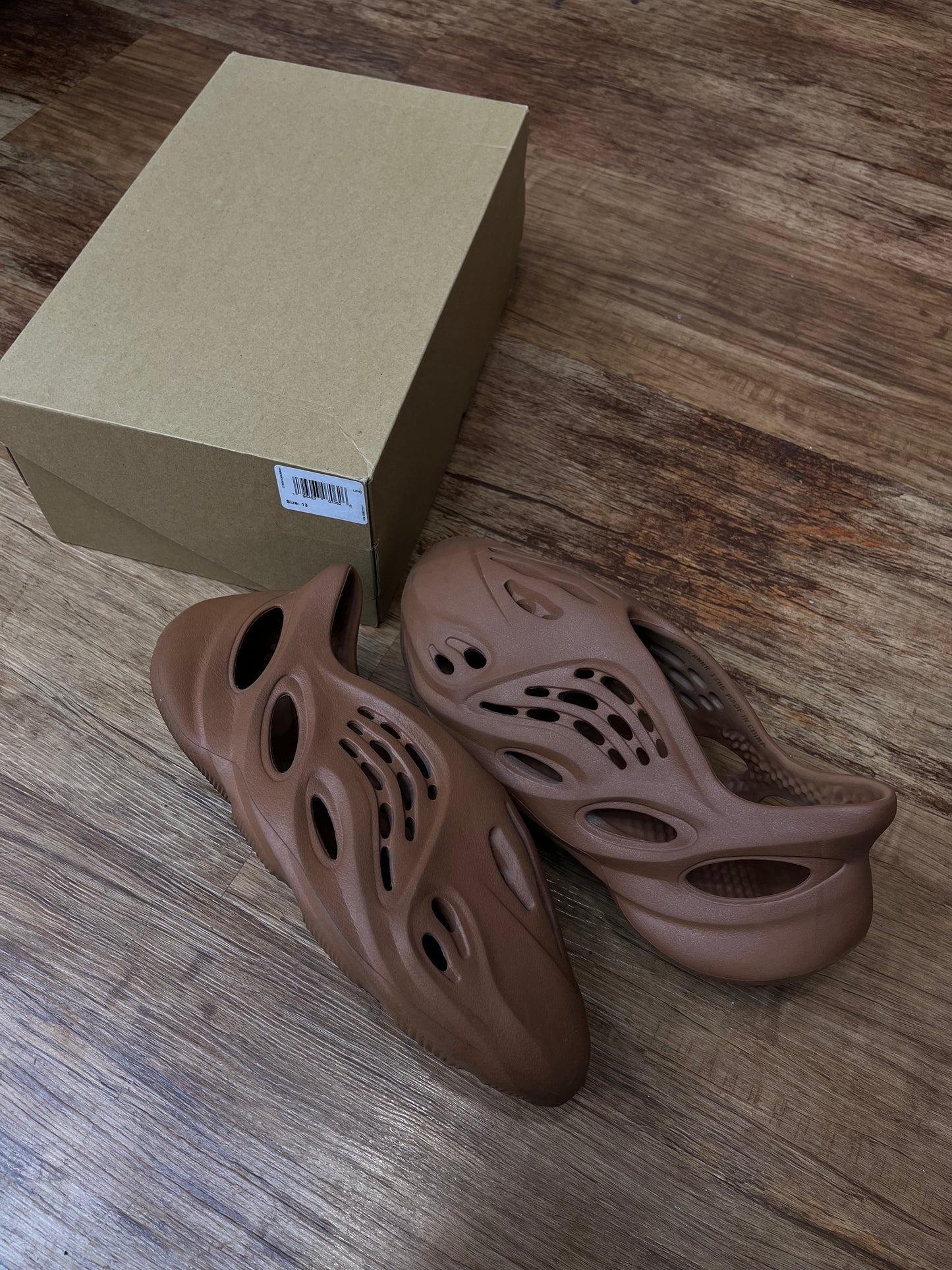 Yeezy foam RNNR pre-owned with box