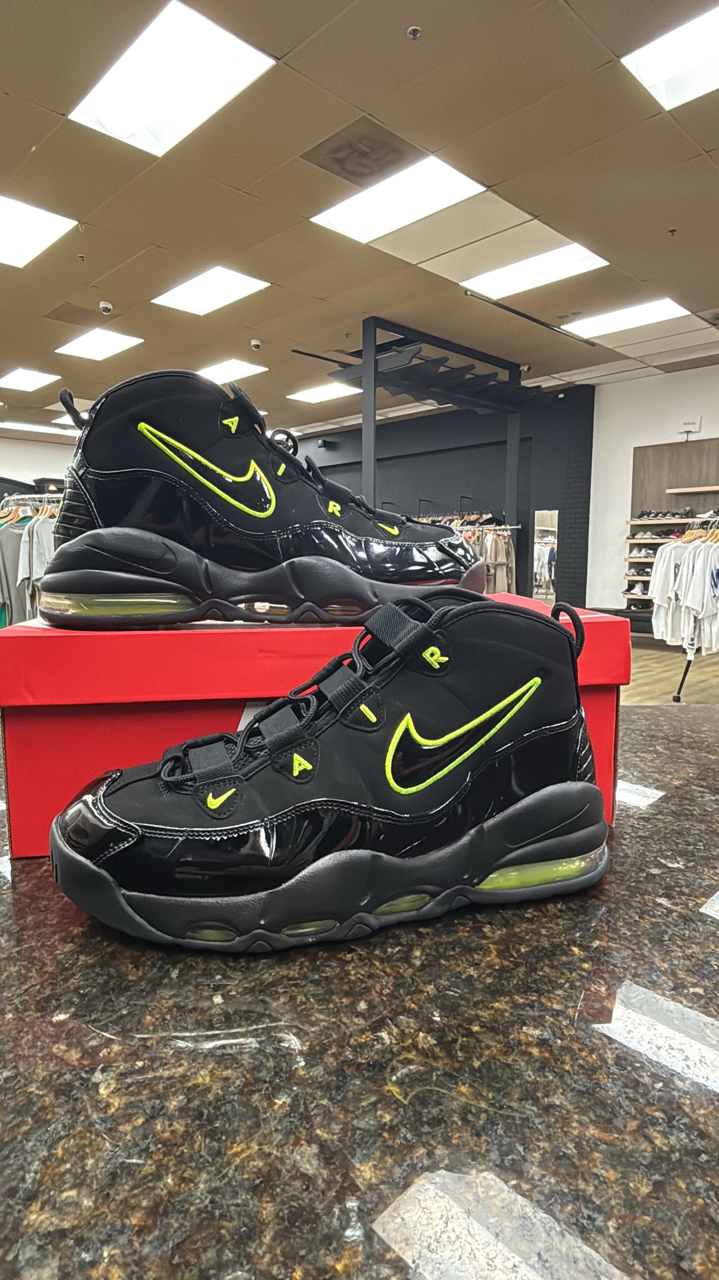 Nike uptempo black volt VNDS