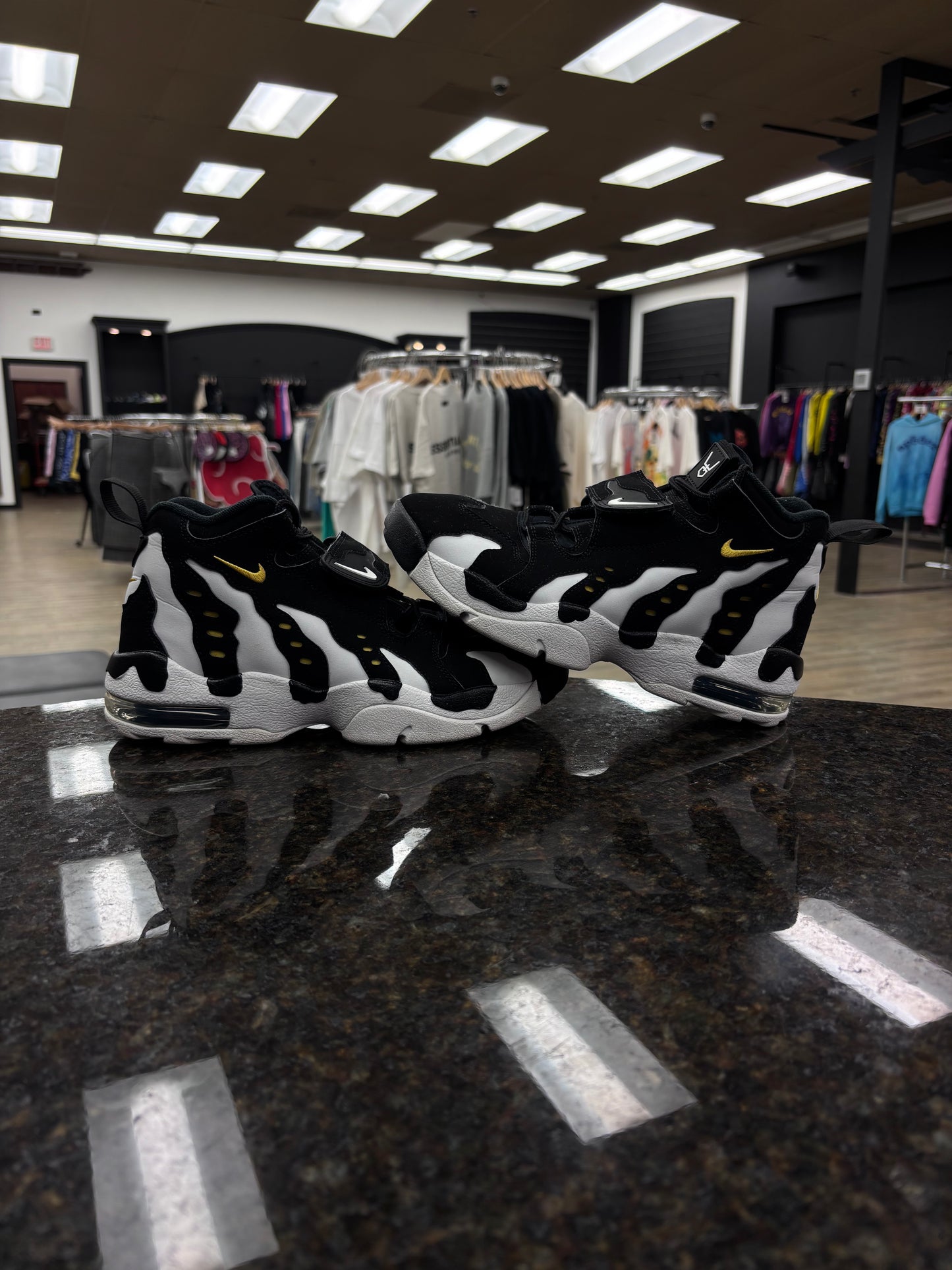 NIKE DT MAX 96 BLACK/WHITE NO BOX PRE-OWNED