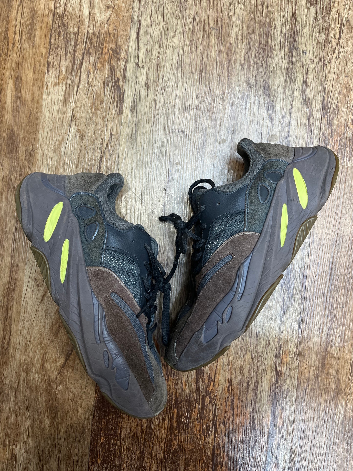 Yeezy 700 Muave no box pre-owned