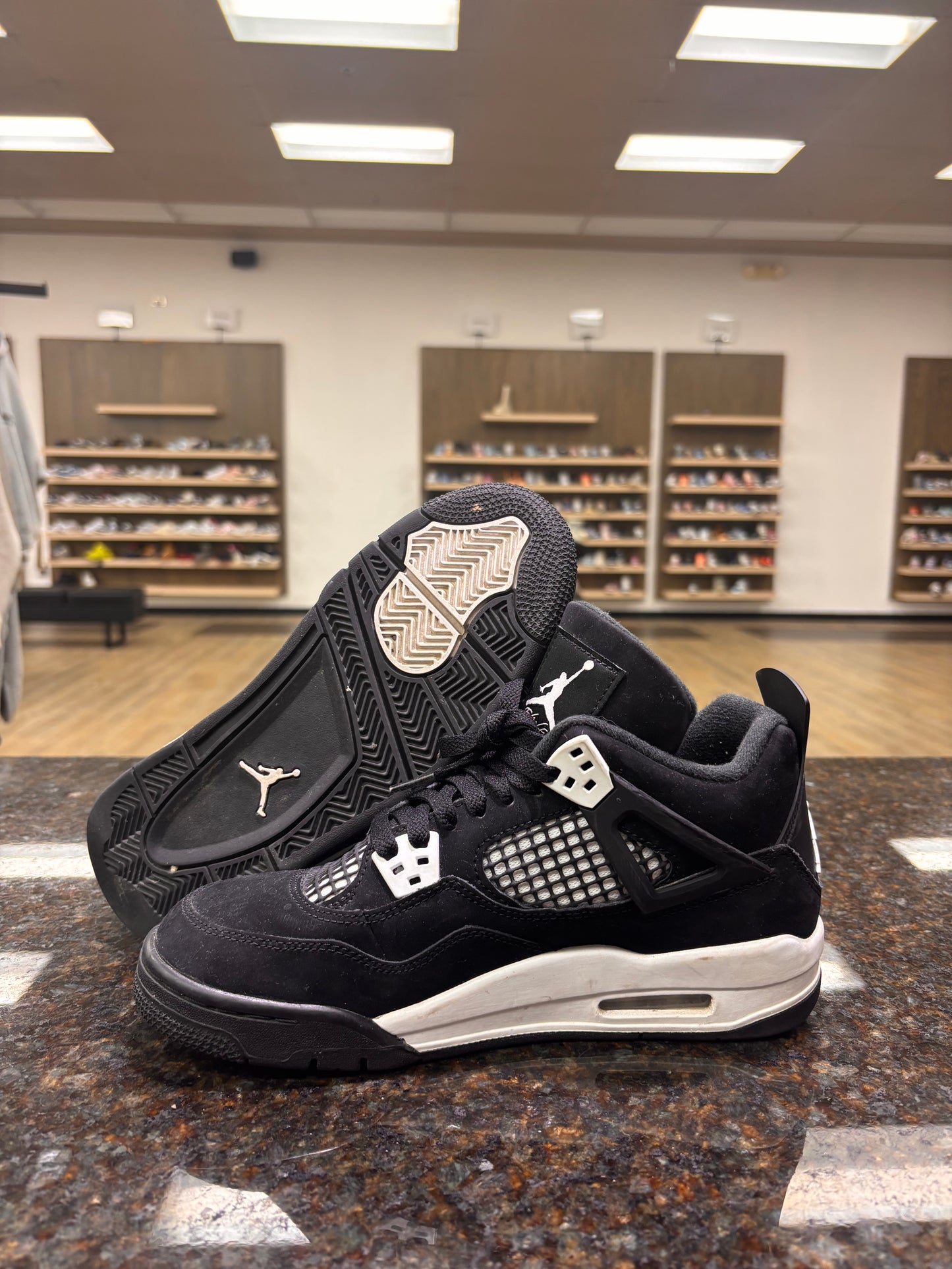 Jordan 4 ‘White Thunder’ USED NO BOX