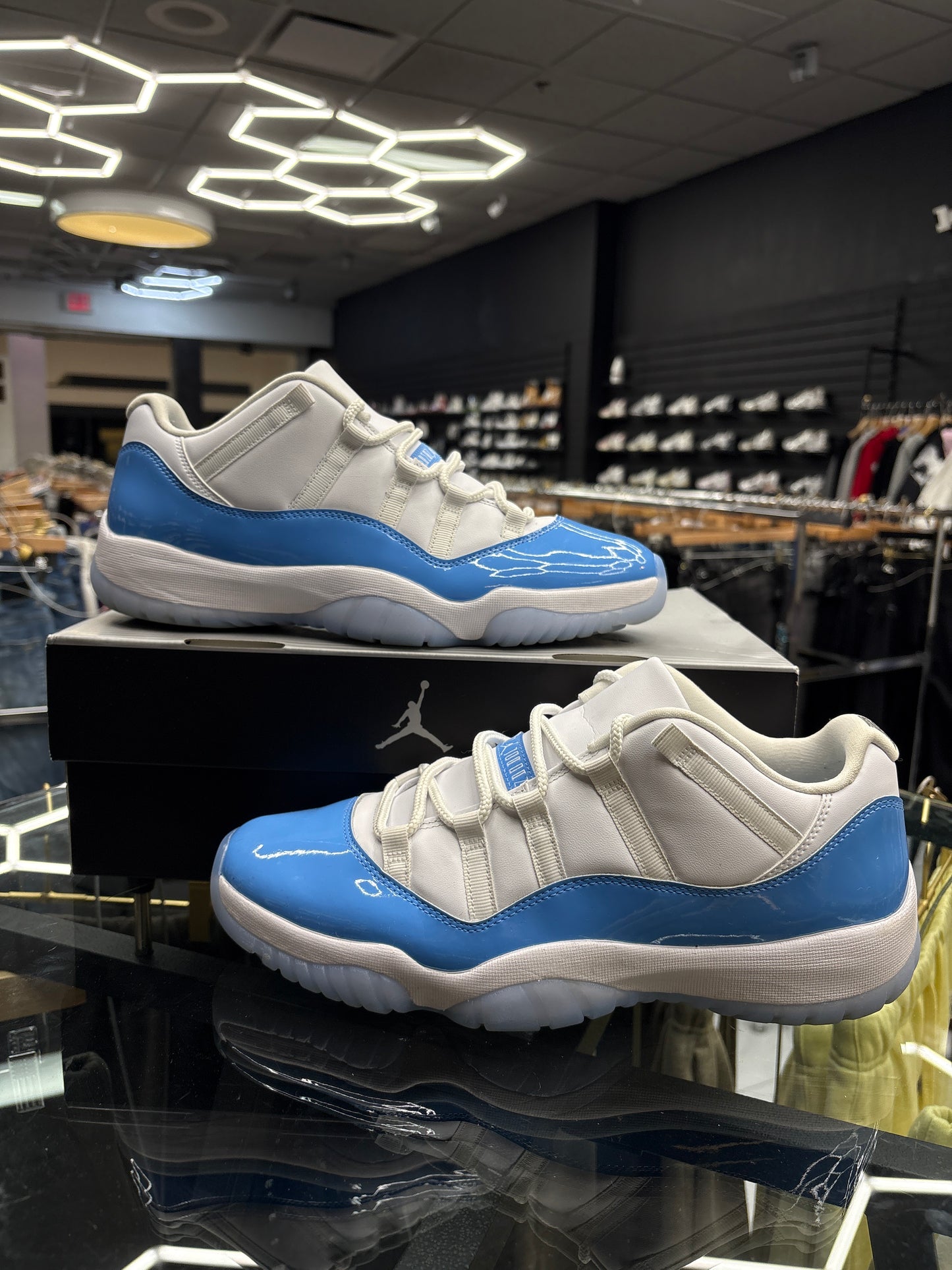 JORDAN 11 LOW UNIVERSITY BLUE USED