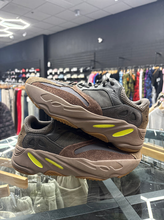 Yeezy 700 Mauve USED NO BOX