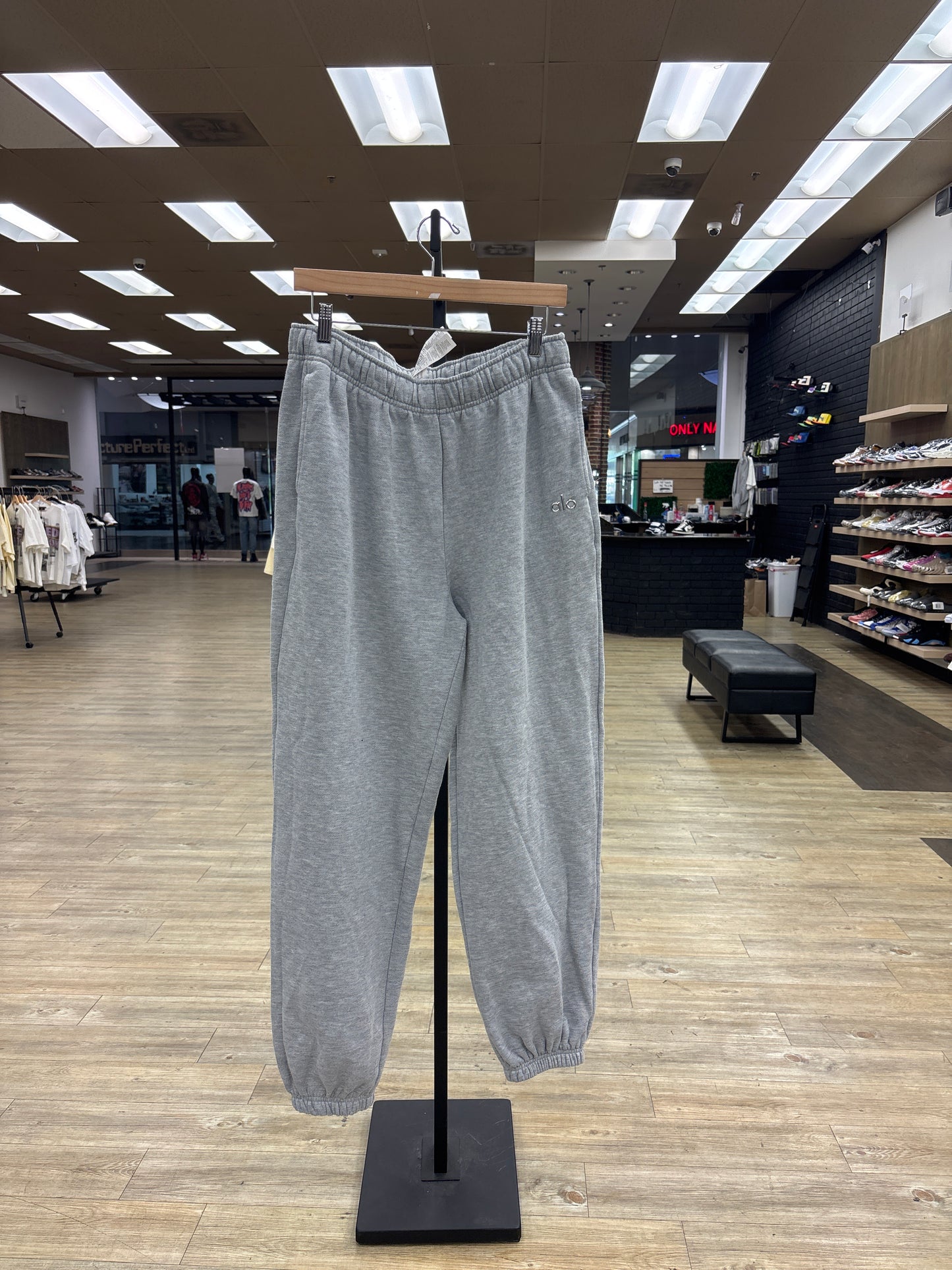 Alo grey cuffed sweatpants used