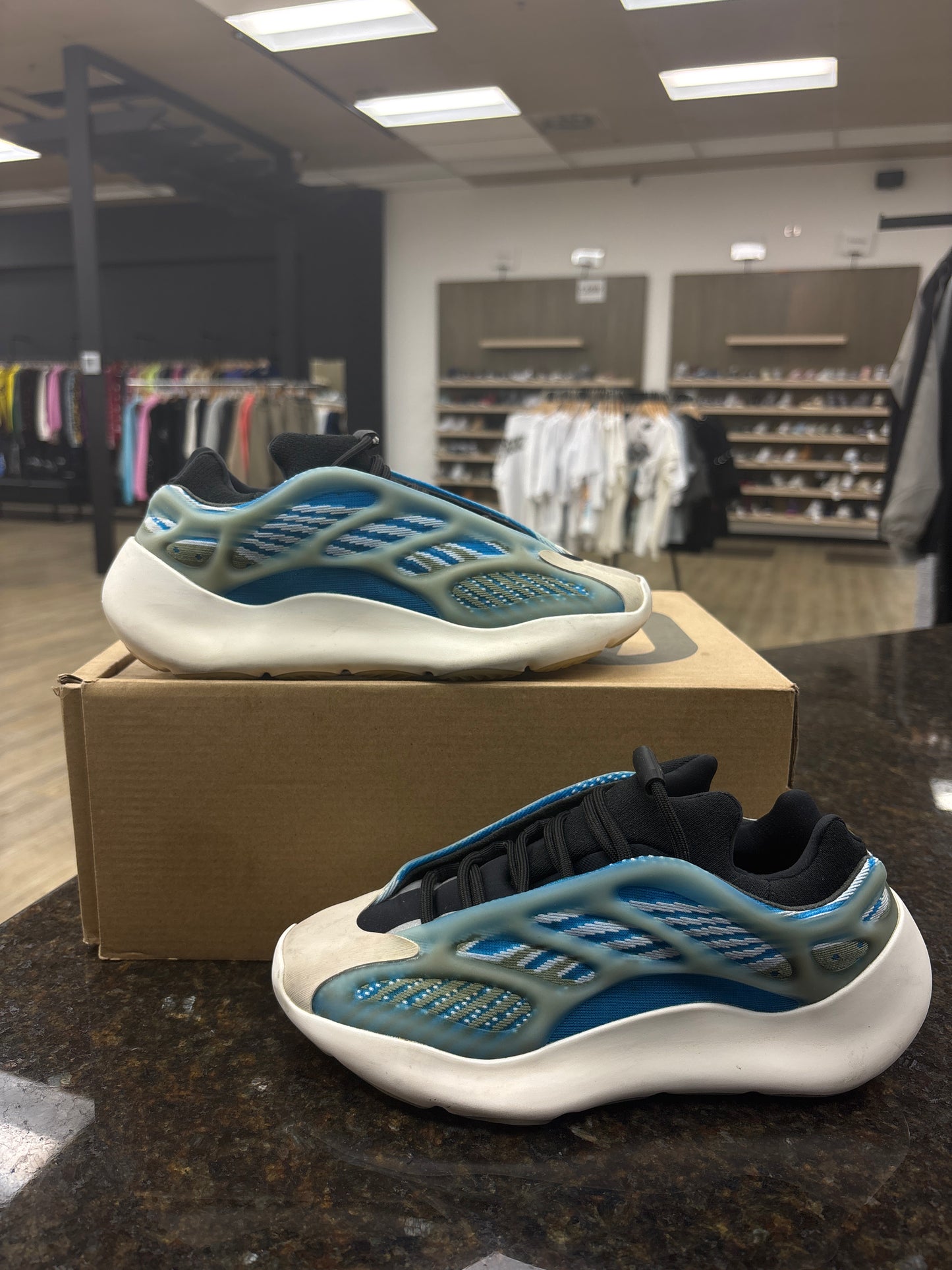 YEEZY 700 ARZARETH PRE-OWNED