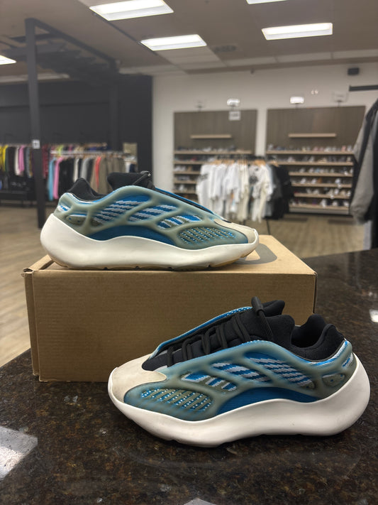 YEEZY 700 ARZARETH PRE-OWNED