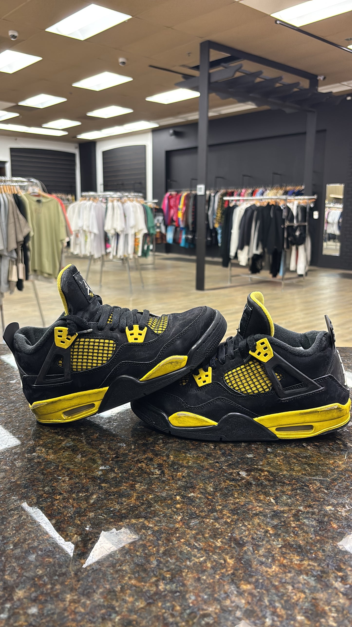 Jordan 4 Thunder USED NO BOX