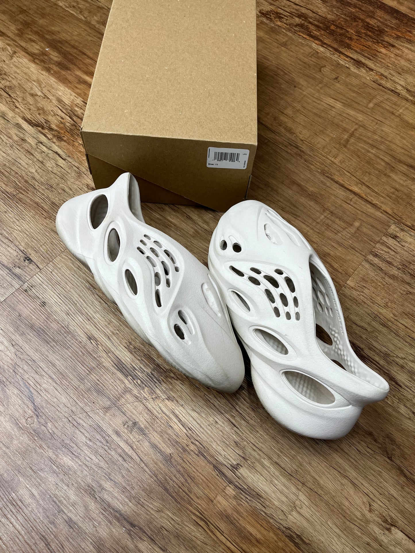 Yeezy foam RNNR ararat pre-owned with box