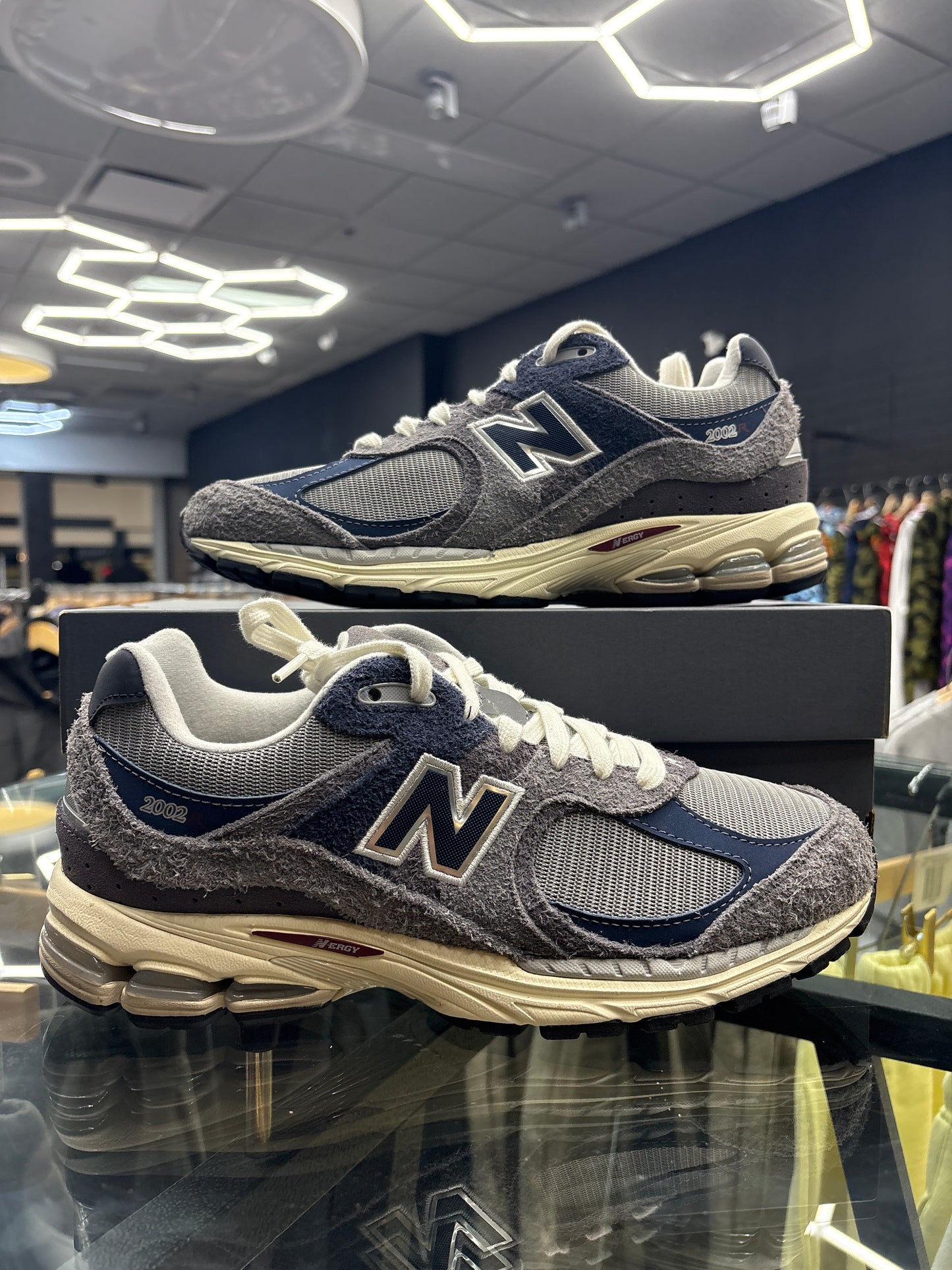 New balance 2002 castle rock navy pre owned with box