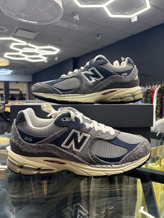 New balance 2002 castle rock navy pre owned with box