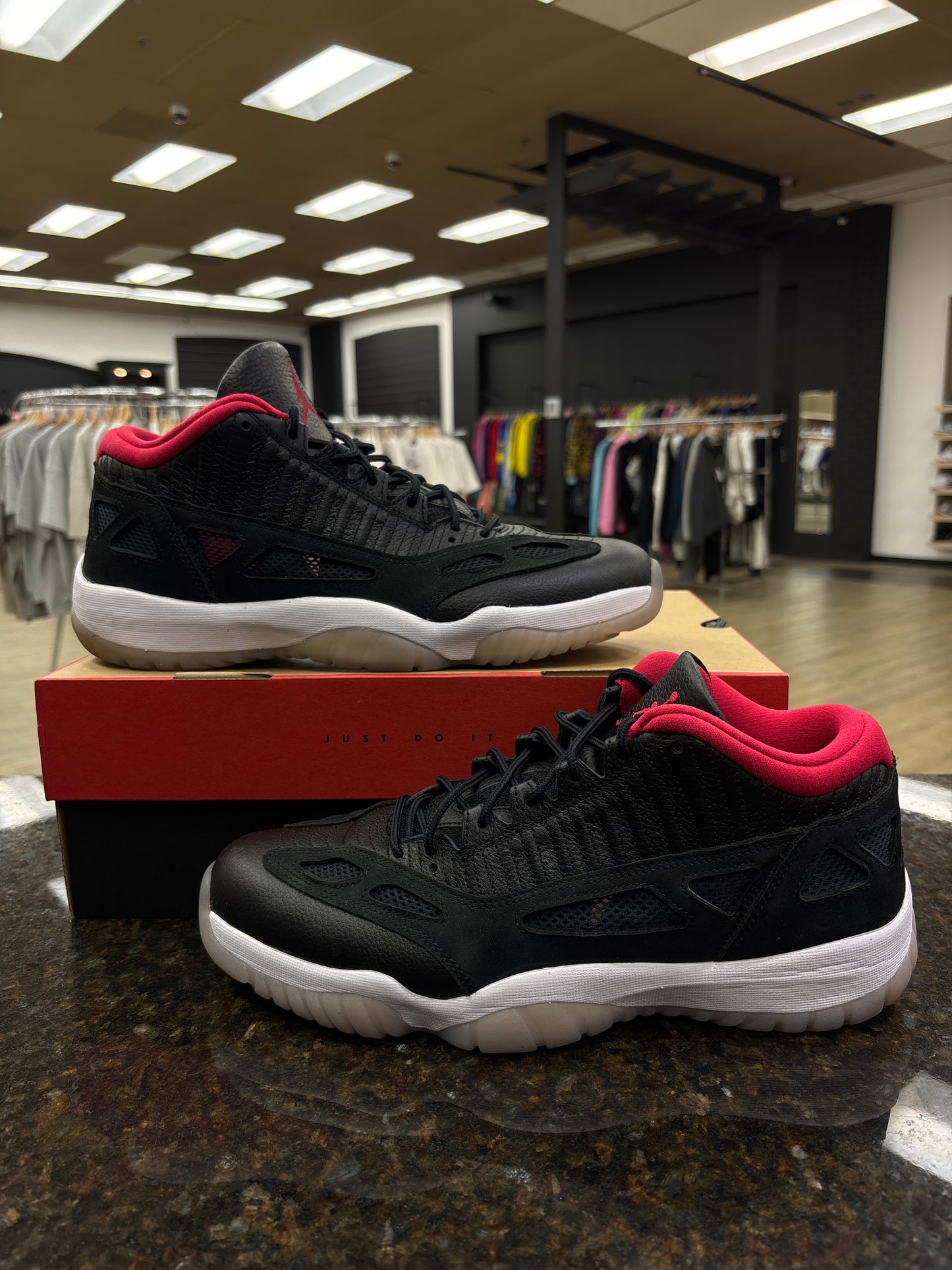 JORDAN 11 LOW BRED (2021) PRE-OWNED