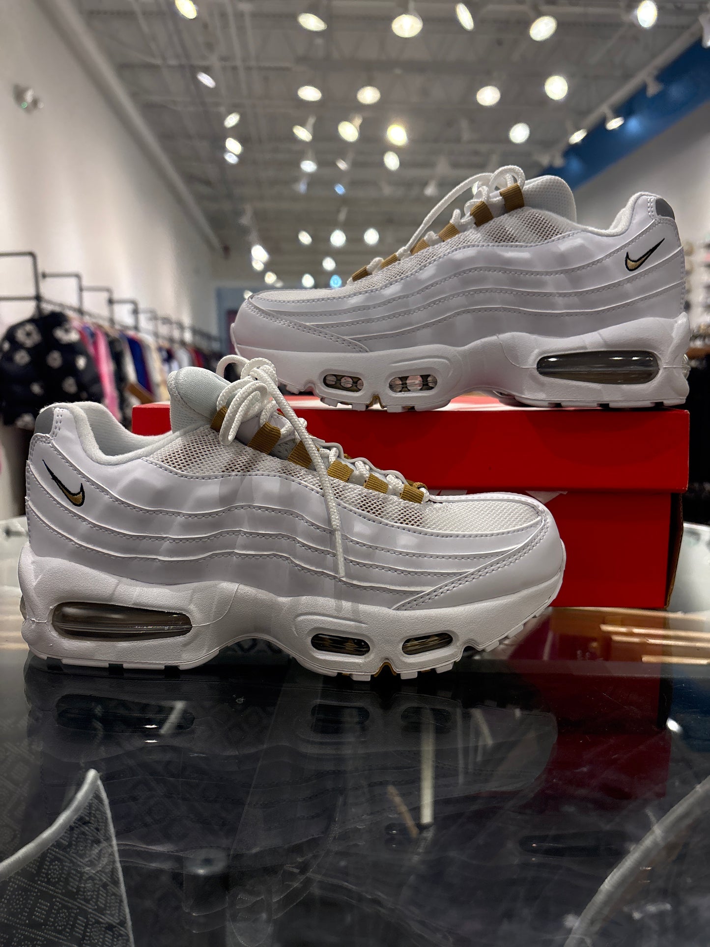 Air max White Metallic Gold VNDS WITH BOX