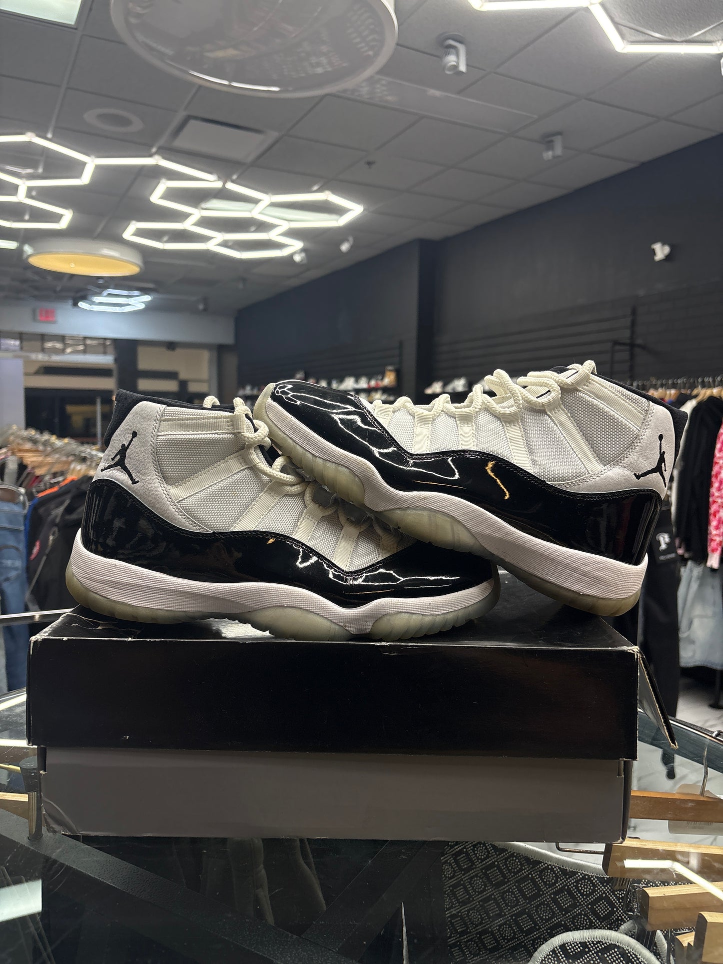 JORDAN 11 CONCORD PRE-OWNED