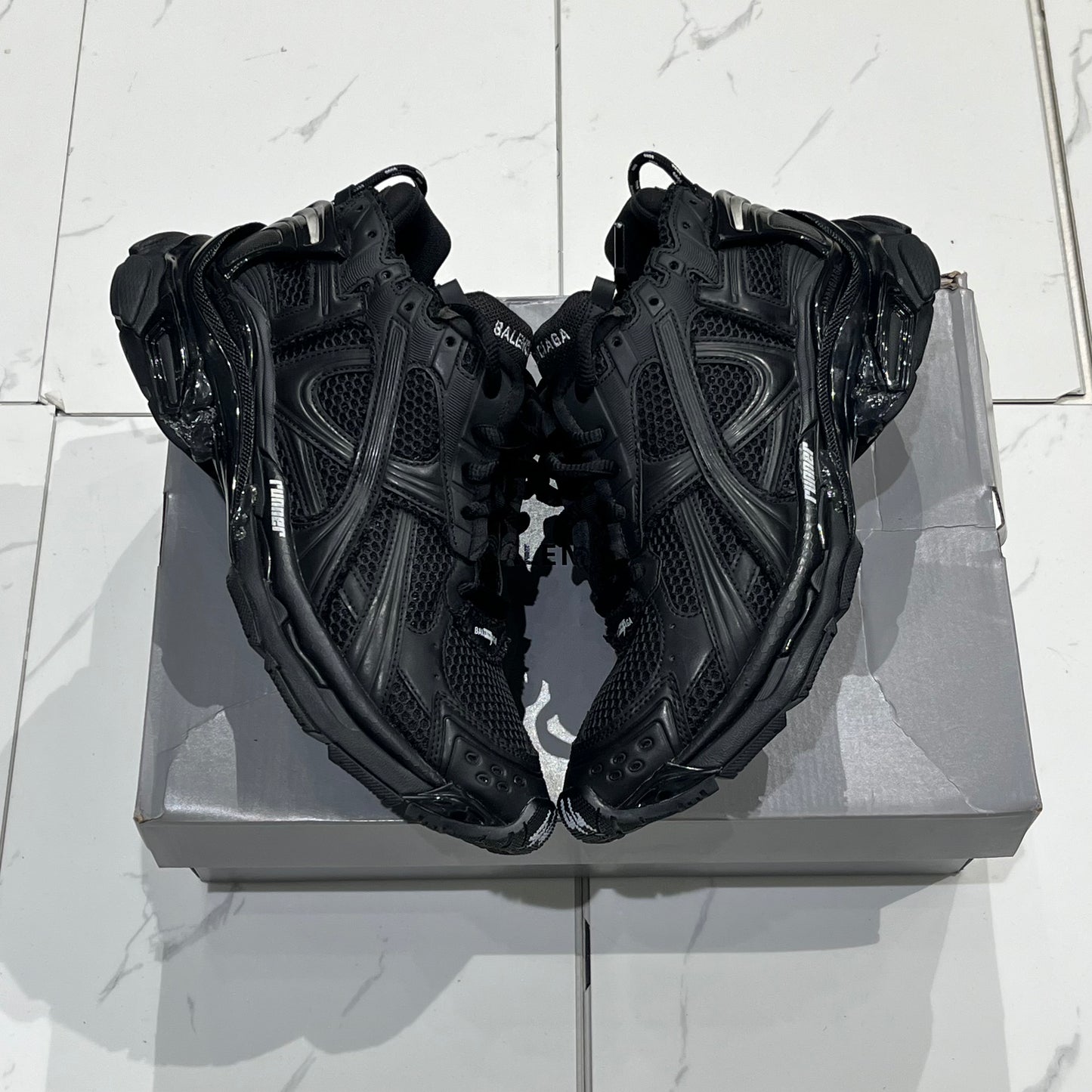 Balenciaga Black Runners VNDS W BOX