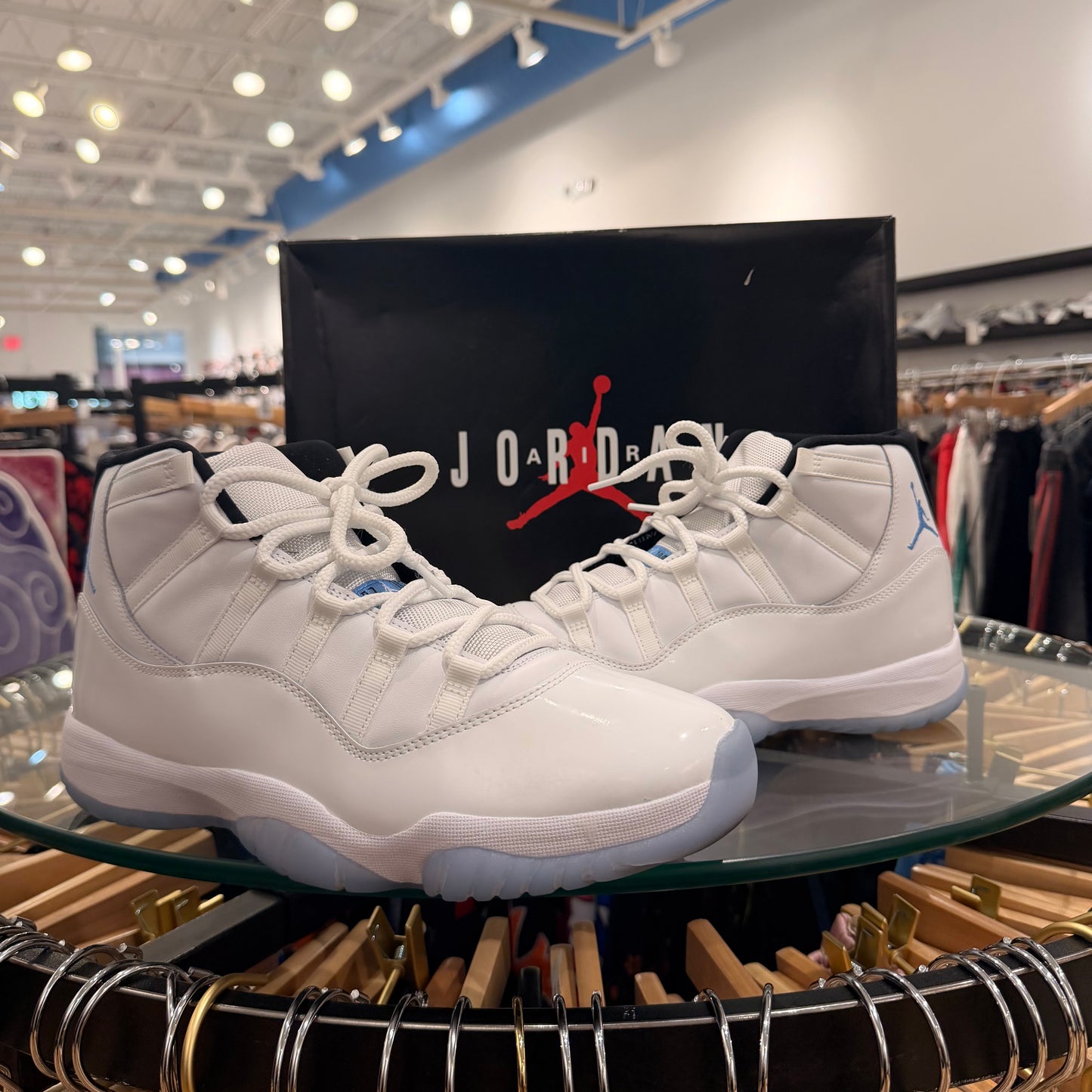 Jordan 11 ‘Legend Blue’ VNDS W BOX
