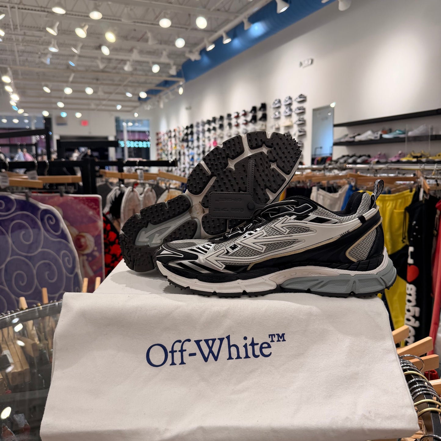 Off-White ‘Be Right Back’ USED W BOX