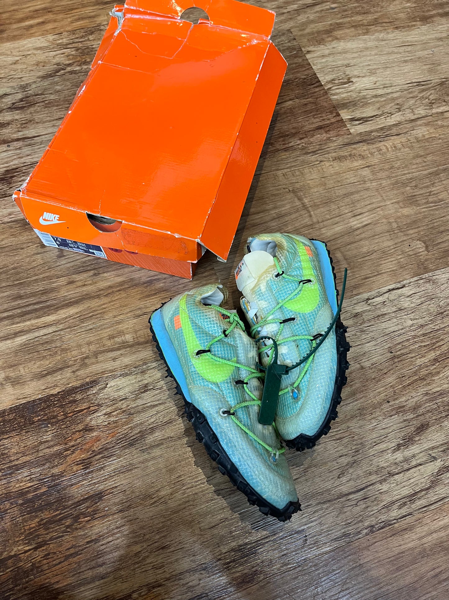 Nike Waffle Racer
Off-White Vivid Sky pre-owned