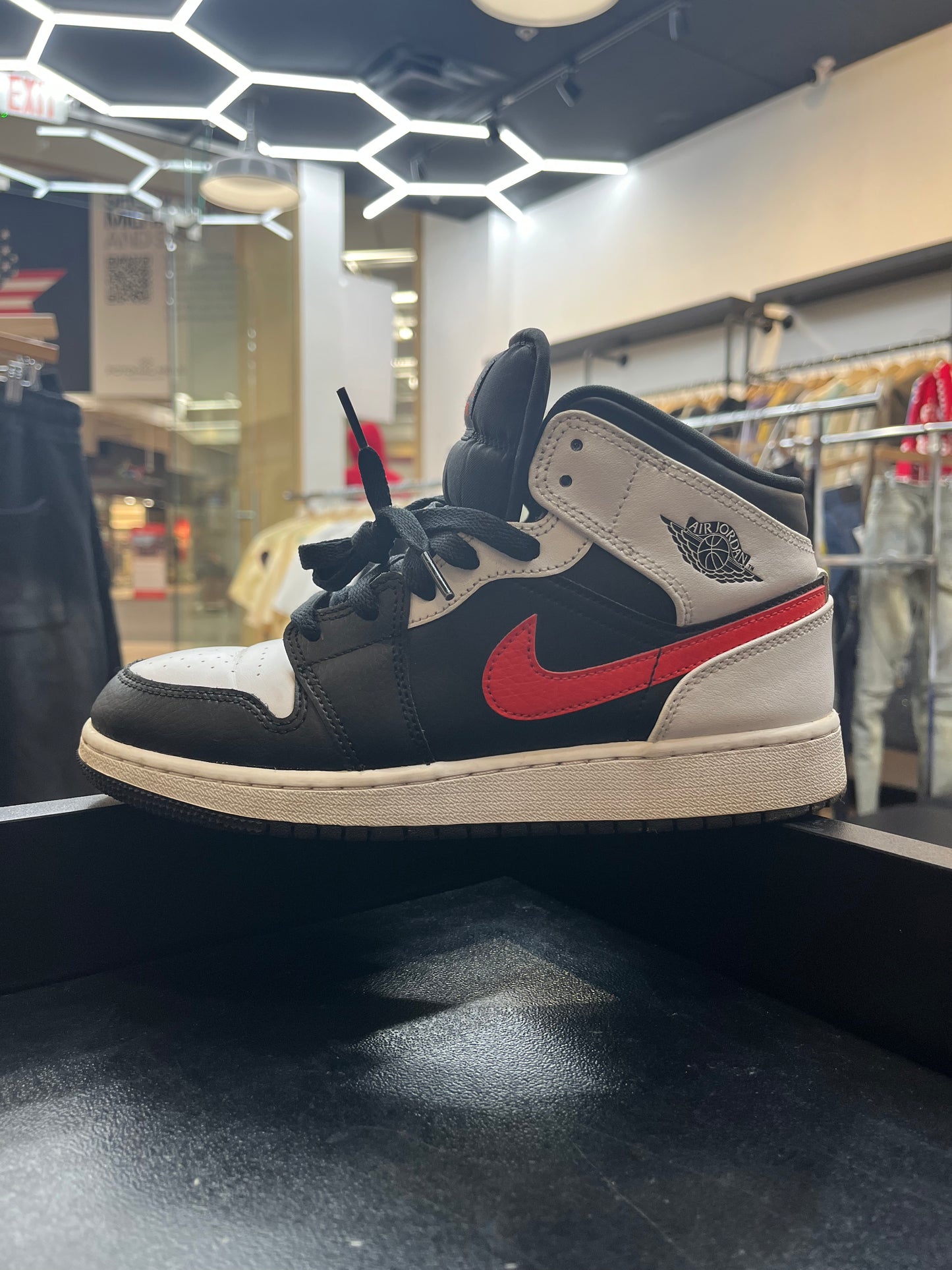 Jordan 1 Mid BlackChile Red” Used No Box