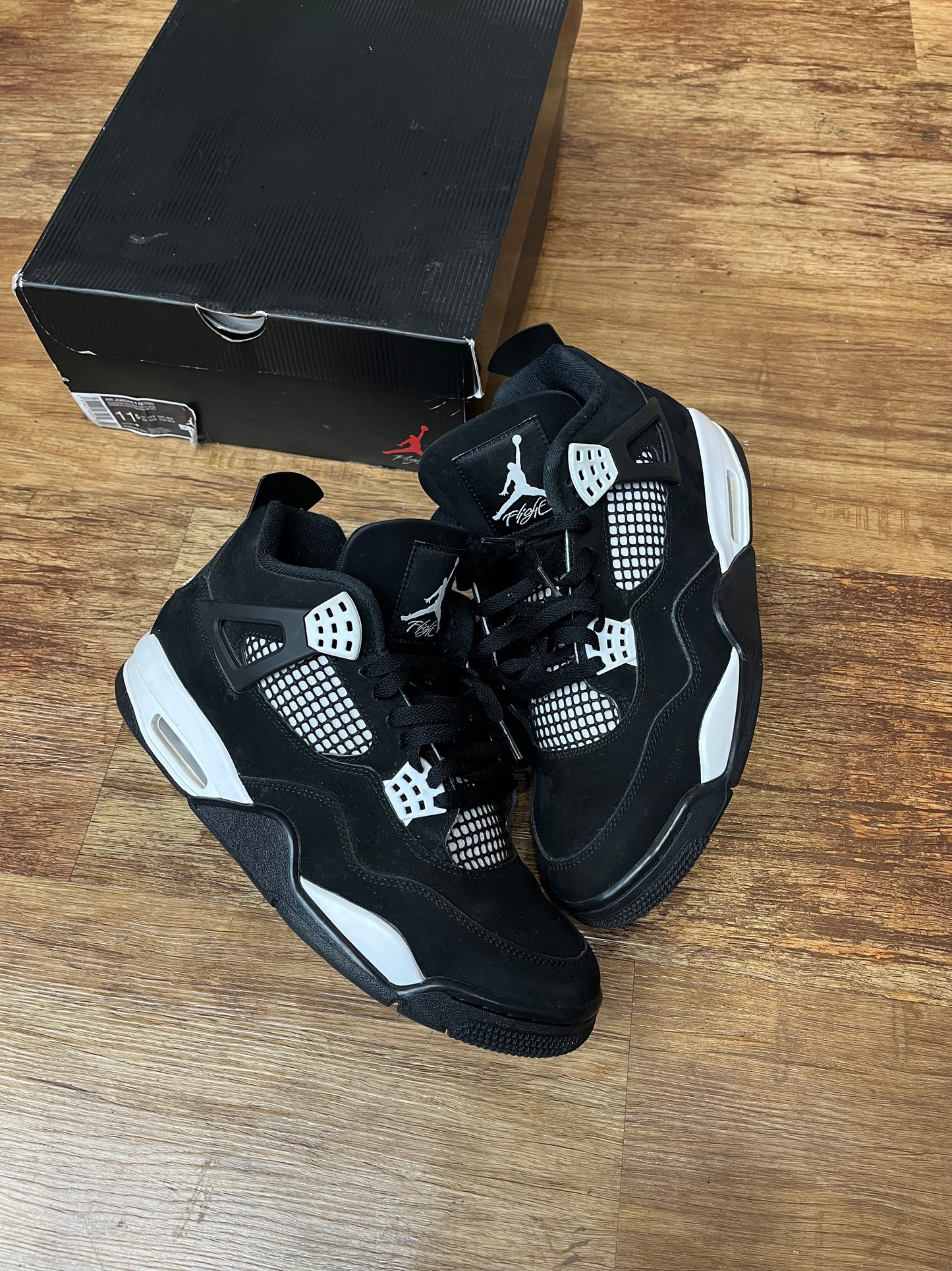 Jordan 4 white thunder pre-owned