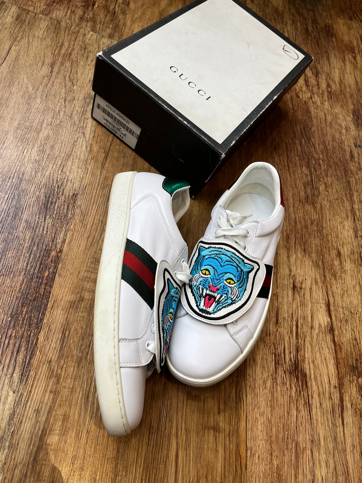 Gucci tiger shoe pre-owned