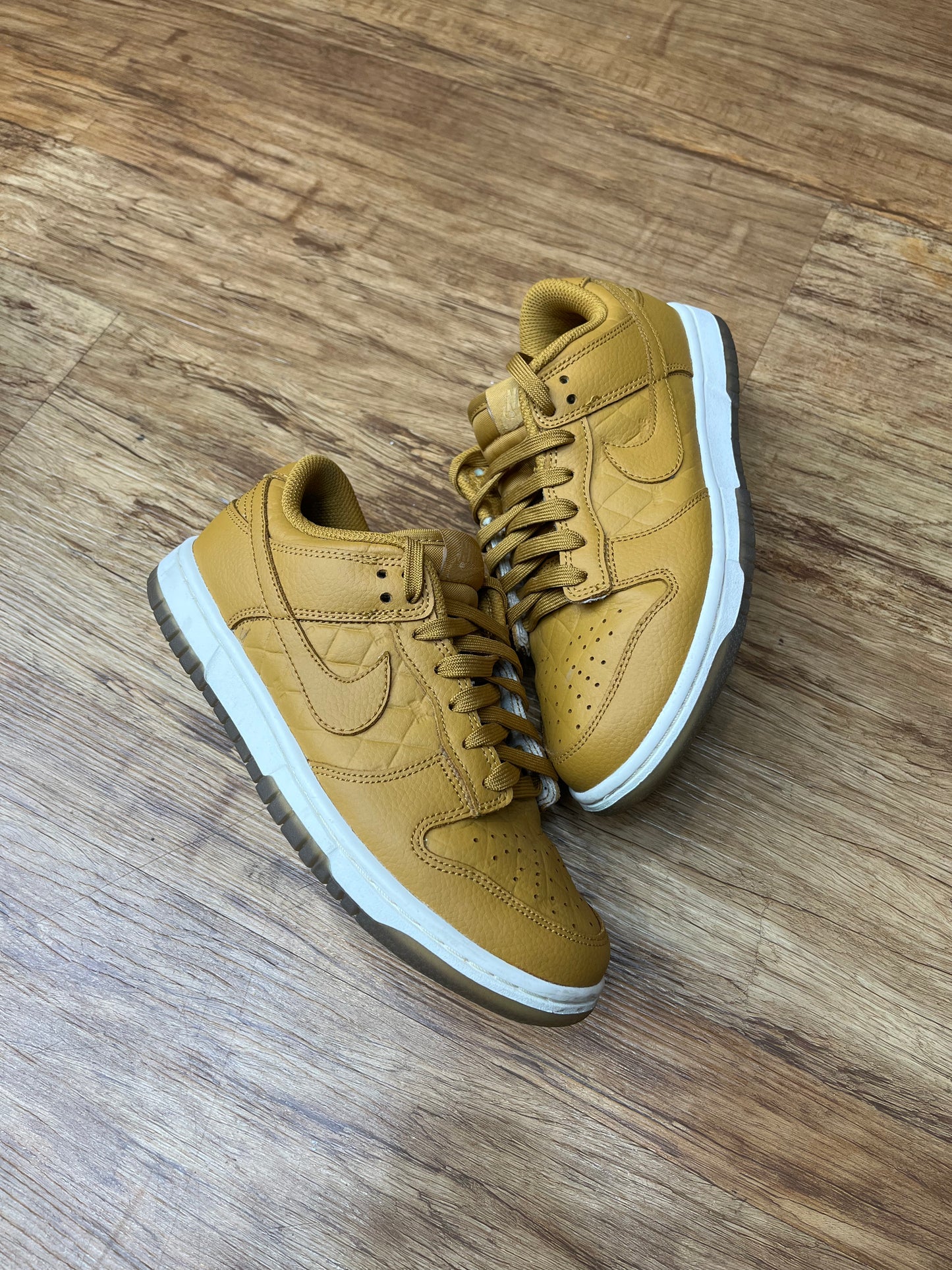 Dunk low quilted wheat pre-owned no box