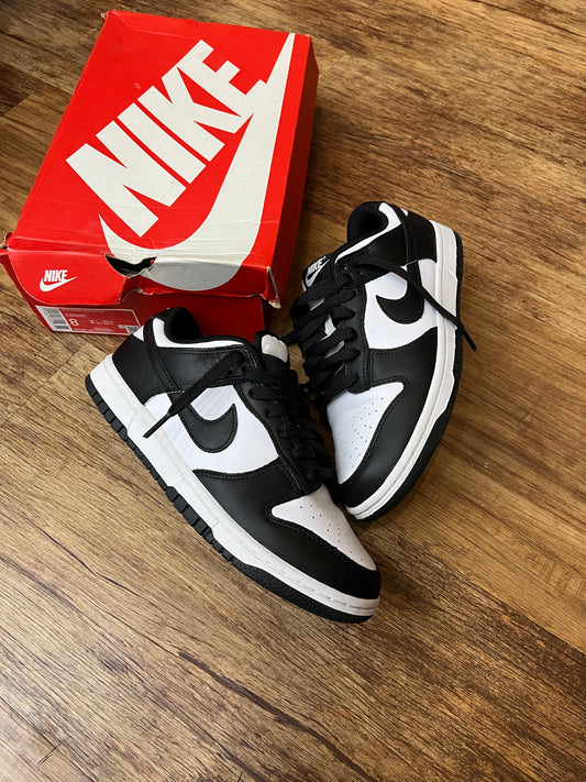 Panda dunks pre-owned with box