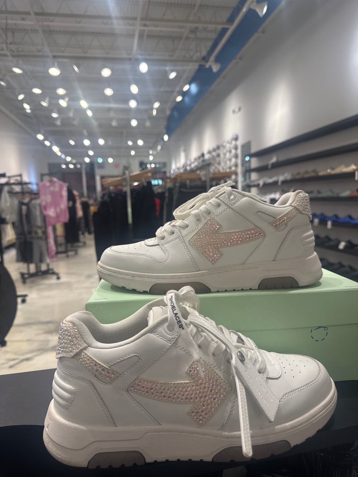 Low Use Off White Low Used With Box – Endless
